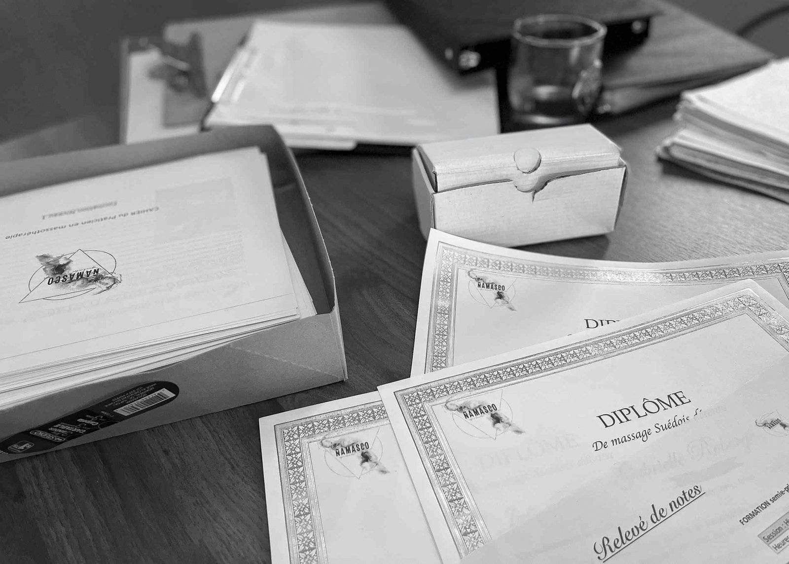 Diplômes de massothérapie professionnelle et cahier du praticien Namasco prêts pour la remise des certifications